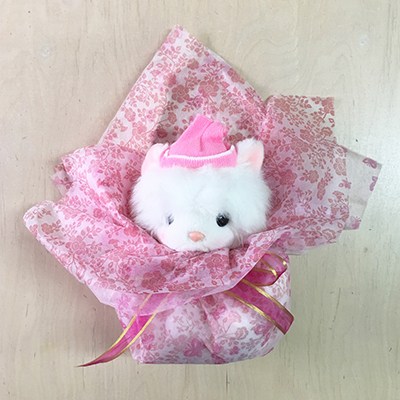 ぬいぐるみのラッピングには不織布がぴったり！