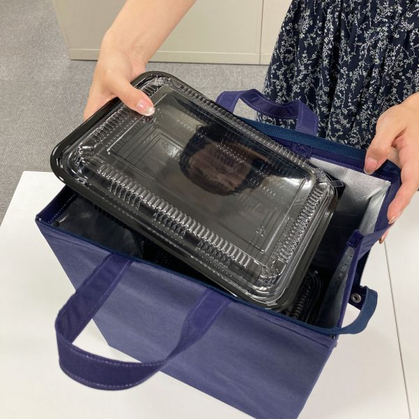 保冷バッグにお弁当箱を入れるところ
