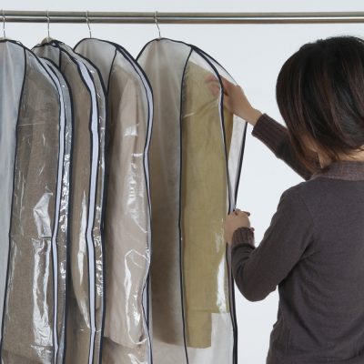クローゼット内で洋服カバーを使用してる様子