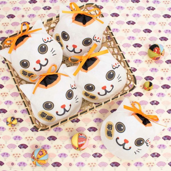 Drawstring wrapping bag with cute maneki-neko cat design