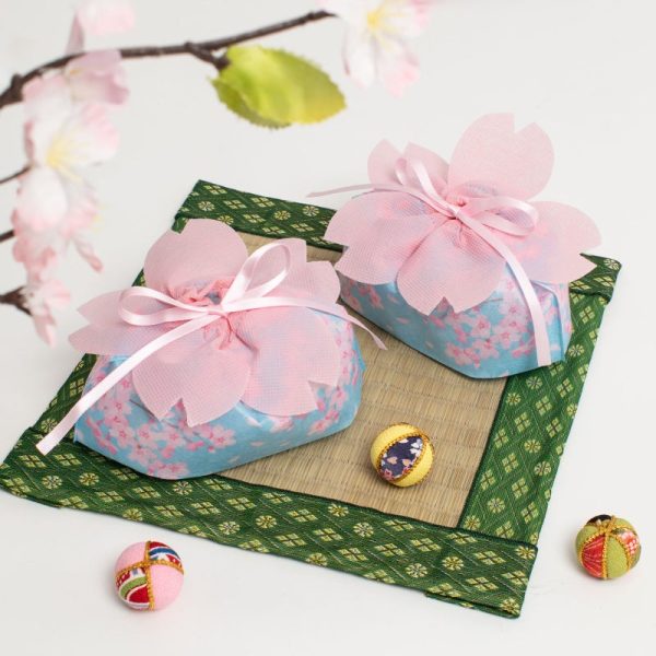 Easy-to-use cherry blossom wrapping bag that creates a flower shape when tied